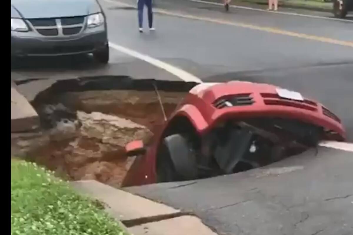 VIDEO: Automóvil es “tragado” por socavón en EU