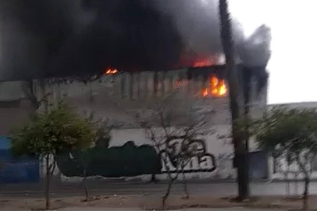 Incendio consume bodega de frutas en bulevar Bellas Artes de Tijuana