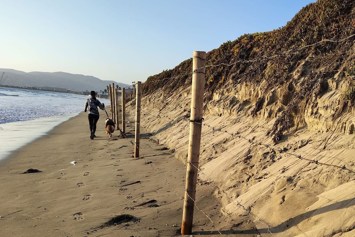Bloquean pase a Playa Hermosa