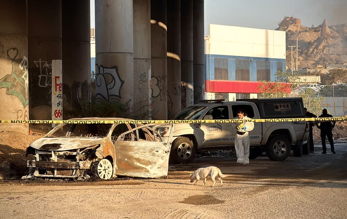 Un vehículo calcinado con dos cuerpos fue localizado debajo del puente La Encantada, en el Corredor 2000. Foto: Border Zoom