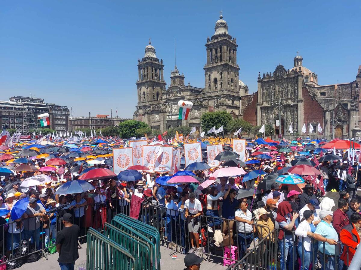 Como se recordará la presidenta Claudia Sheinbaum informó que se colocaron para proteger a las mujeres policías y evitar que pudiera suscitarse una situación mayor en los espacios del Zócalo. Foto: Shaila Rosangel.