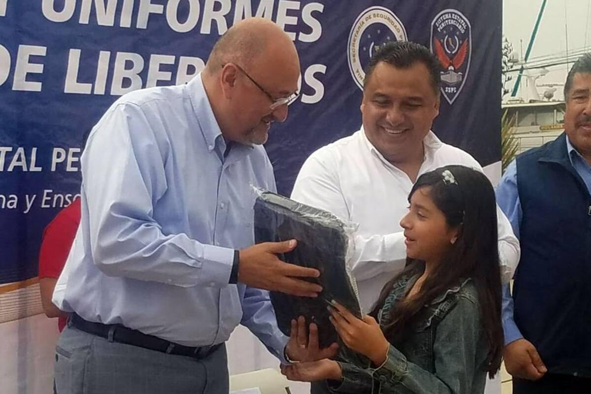 Entregan paquetes escolares hijos de liberados de Cereso Ensenada