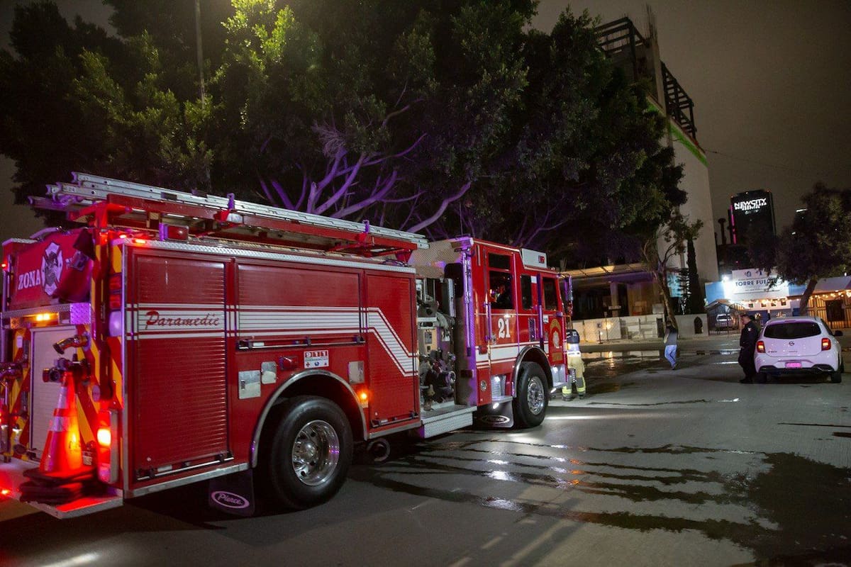 La unidad incendiada pertenecía al Ayuntamiento de Tijuana y se encontraba en un área destinada al resguardo de vehículos oficiales. Foto: Border Zoom