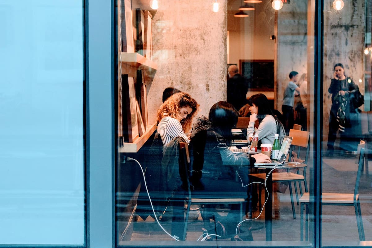 Romance en el lugar de trabajo: Cuatro preguntas que debes hacerte antes de salir con alguien de la oficina