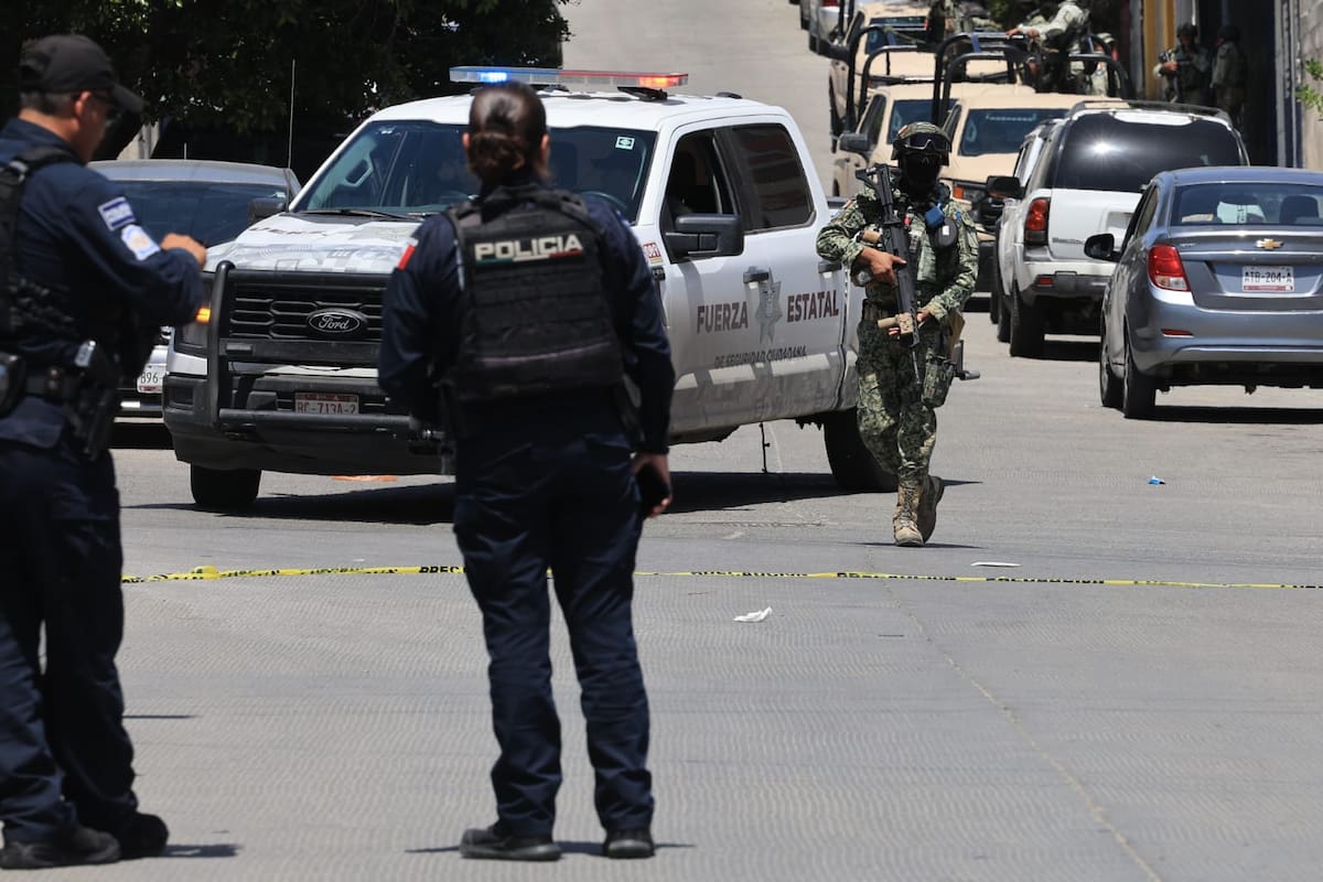 La víctima fue encontrada sentada en un escalón con una herida de bala en una pierna. Foto: Sergio Ortiz