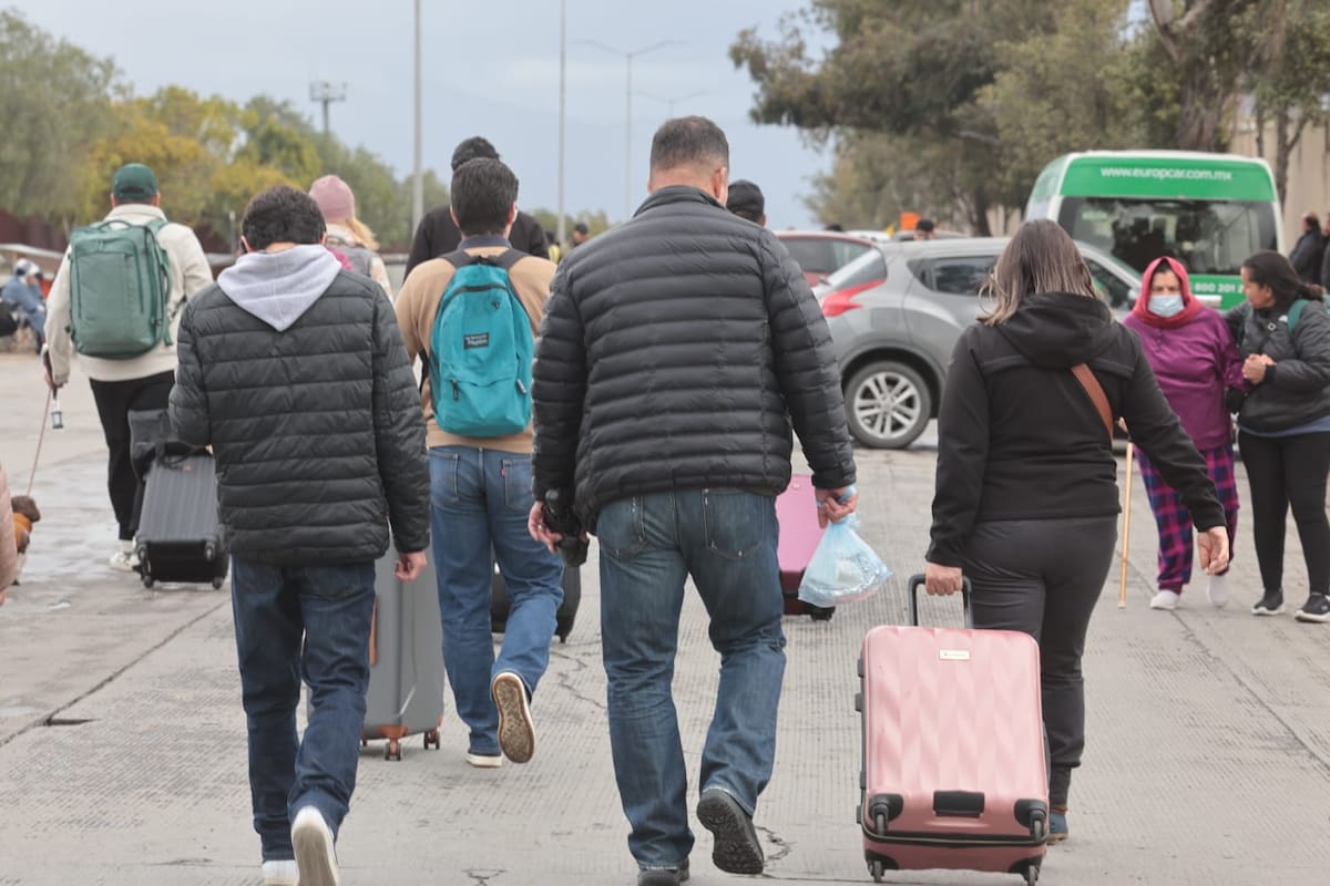 Pasajeros llegan con horas de anticipación para no perder sus vuelos por bloqueo