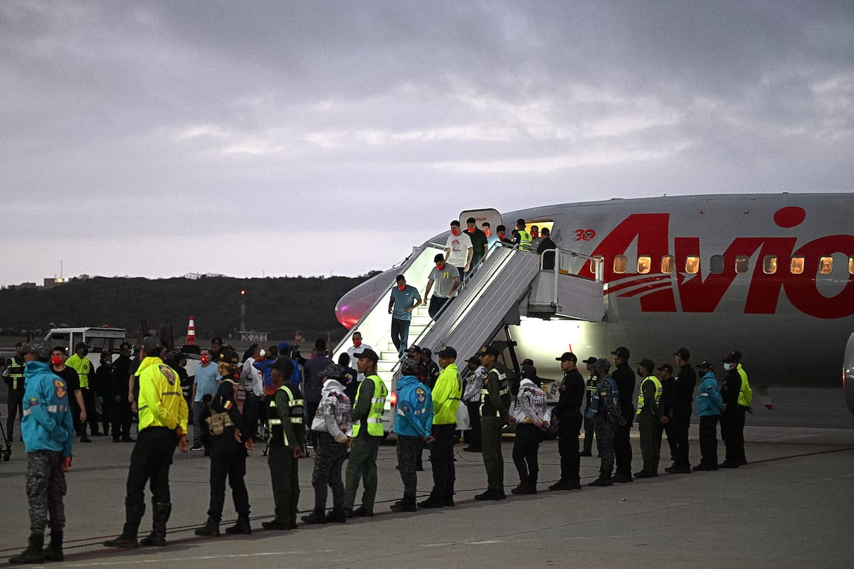 Venezuela recibe a 237 migrantes deportados desde EEUU, incluidos siete niños, en medio de acusaciones de “secuestro” infantil contra autoridades estadounidenses
