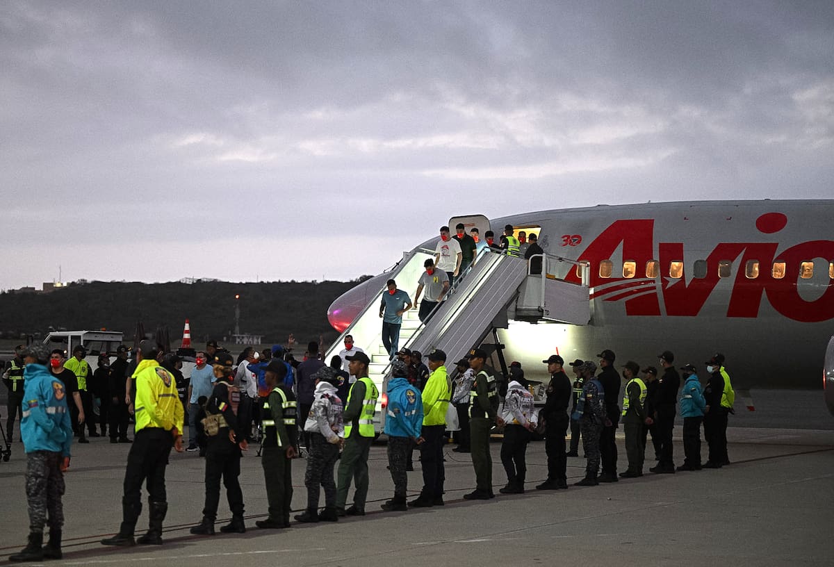 (250718) LA GUAIRA, 18 julio, 2025 (Xinhua) Migrantes venezolanos que se encontraban detenidos en El Salvador por Estados Unidos descienden de un avión a su llegada al Aeropuerto Internacional Simón Bolívar, en Maiquetía, estado de La Guaira, Venezuela, el 18 de julio de 2025. El presidente venezolano, Nicolás Maduro, informó el viernes que llegaron a Venezuela, en calidad de repatriados, los 252 migrantes venezolanos que se encontraban detenidos en El Salvador por disposición de Estados Unidos. (Xinhua/Str) (ms) (vf)