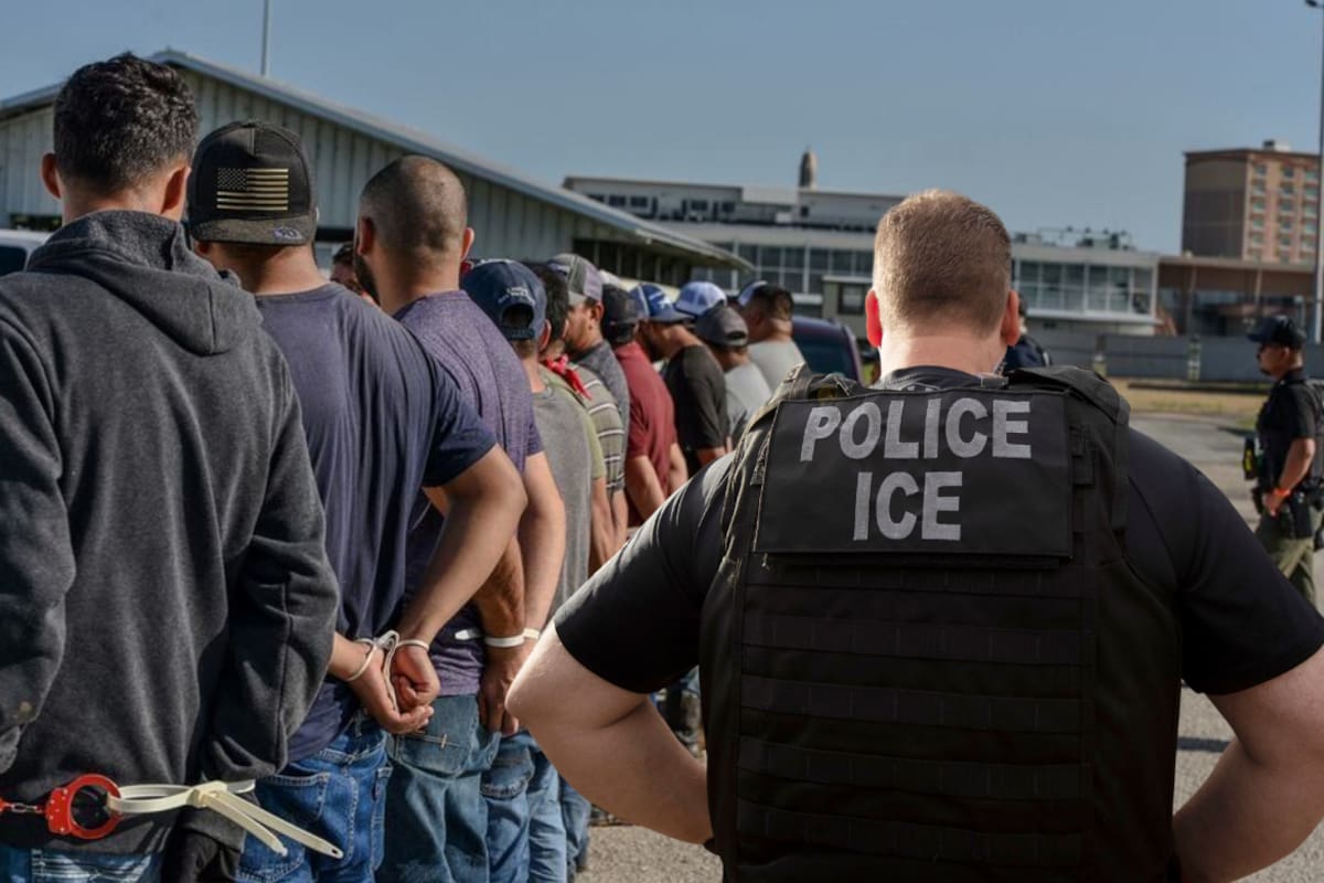 Redadas de ICE golpean al sector de la construcción porque el miedo aleja a trabajadores inmigrantes de las obras, retrasa proyectos y encarece las viviendas nuevas en Estados Unidos