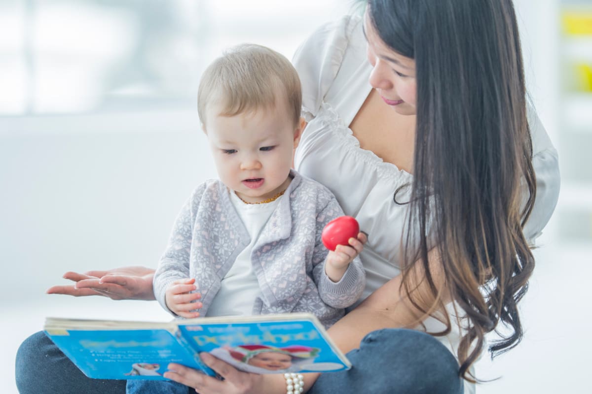 Expertos recomiendan leer cuentos a bebés ya que fortalece el lenguaje, la memoria y el vínculo familiar, mientras cantar y jugar con él completa la estimulación que necesita su cerebro durante los primeros años