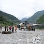Un deslizamiento bloquea un río en Nepal y desata una inundación que destruye casas y puentes en el distrito de Gorkha, mientras equipos de rescate evacuan a los habitantes y las autoridades advierten sobre el peligro en otras comunidades