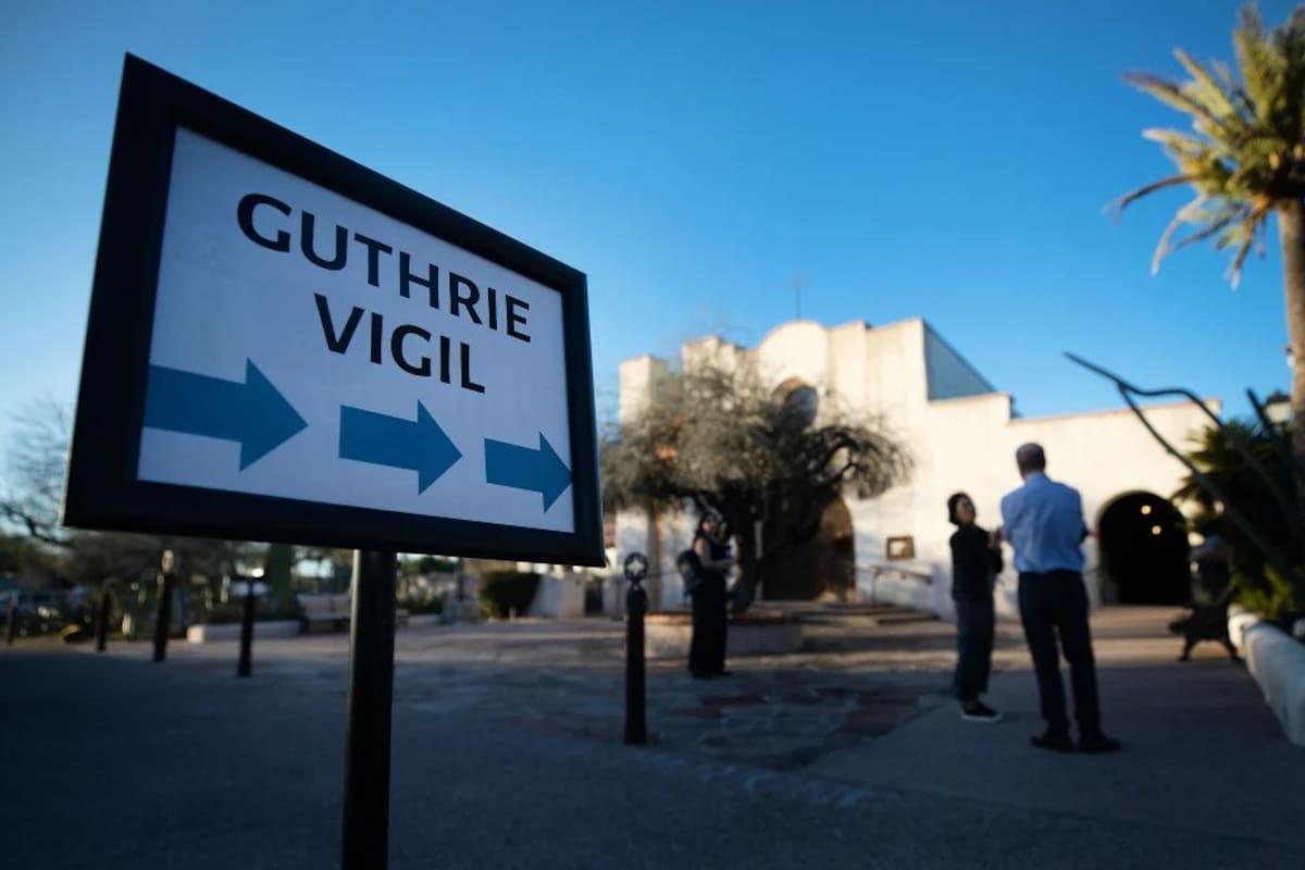 La Iglesia Episcopal de San Felipe en las Colinas ofreció un servicio religioso a la luz de las velas en honor a Nancy Guthrie, la madre de 84 años de Savannah Guthrie, presentadora del programa "Today" de la NBC, en Tucson, Arizona, el miércoles 4 de febrero de 2026. | Crédito: Mamta Popat/Arizona Daily Star vía AP