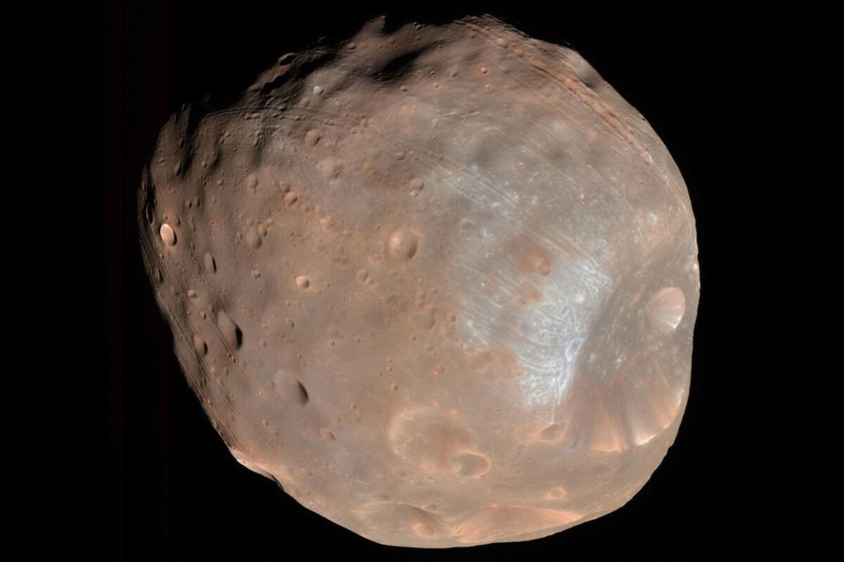 ¿Marte se encuentra destrozando su luna más grande?