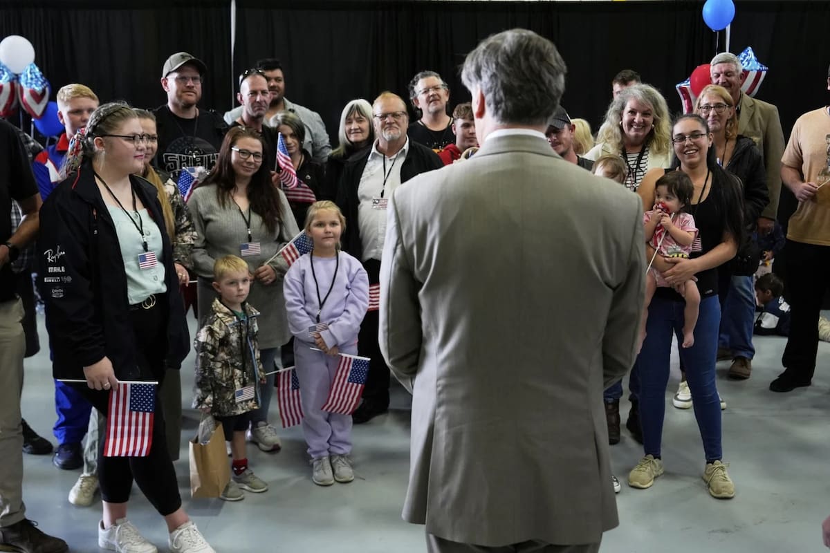 El subsecretario de Estado, Christopher Landau, recibe a refugiados afrikáners de Sudáfrica, el lunes 12 de mayo de 2025, en el Aeropuerto Internacional Dulles, Virginia. | Crédito: Ap/Julia Demaree Nikhinson
