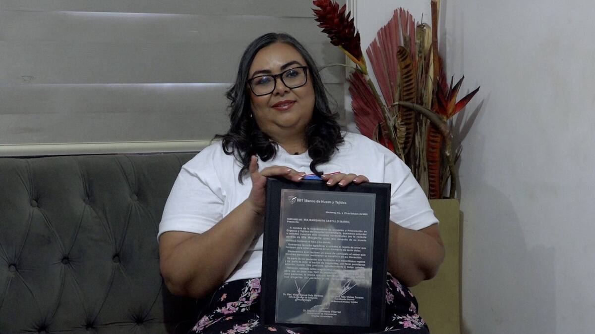 Norma Margarita Ibarra recibió un reconocimiento del Banco de Órganos y Tejidos. FOTO: JORGE CASTRO