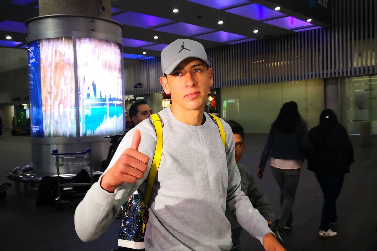 Edson Álvarez regresó a México a tramitar su visa de trabajo