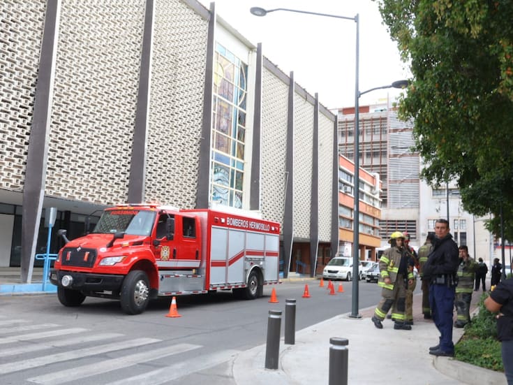 Sin heridos tras incidente eléctrico en instalación de la colonia Centenario; bomberos controlan la zona