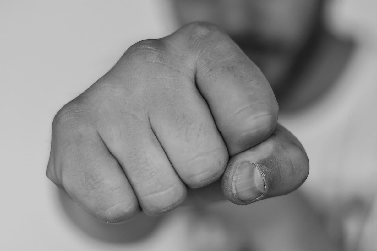 Individuos golpean a hombre en colonia Cuauhtémoc