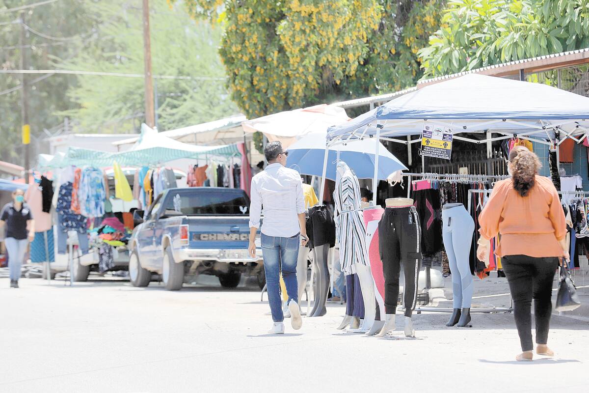 Abren tianguis con pocos puestos y van pocos clientes