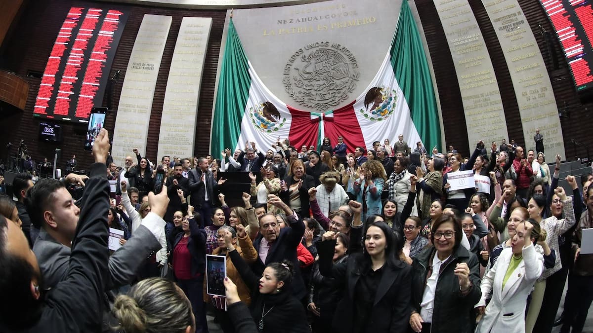Diputados de Morena interrumpen temporalmente la sesión de la Ley Aduanera para rendir homenaje musical a La Única Internacional Sonora Santanera en su 70 aniversario.