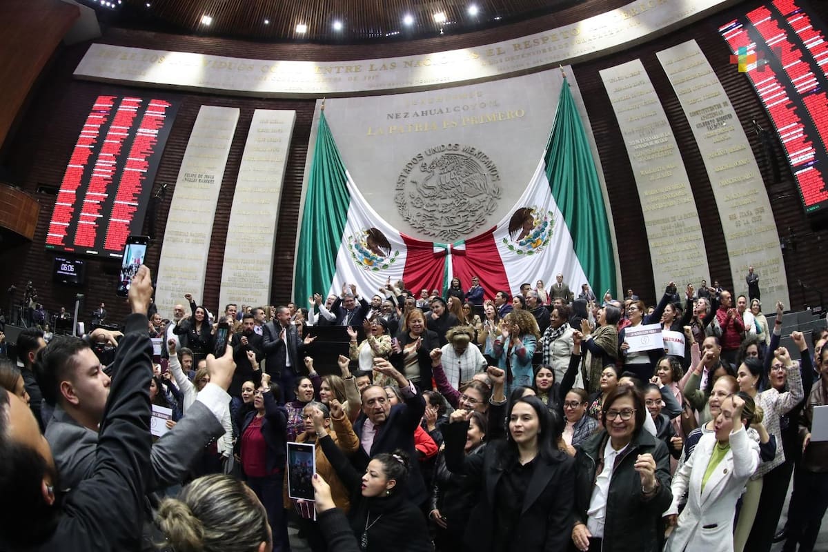 Diputados de Morena interrumpen temporalmente la sesión de la Ley Aduanera para rendir homenaje musical a La Única Internacional Sonora Santanera en su 70 aniversario.