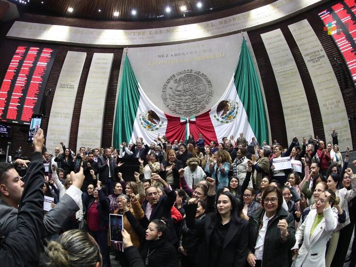 Diputados de Morena interrumpen temporalmente la sesión de la Ley Aduanera para rendir homenaje musical a La Única Internacional Sonora Santanera en su 70 aniversario.