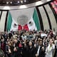 Diputados de Morena interrumpen temporalmente la sesión de la Ley Aduanera para rendir homenaje musical a La Única Internacional Sonora Santanera en su 70 aniversario.