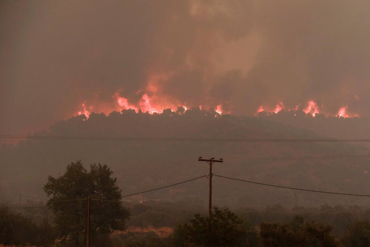 Evacuan 4 pueblos y un monasterio tras incendio forestal en Atenas
