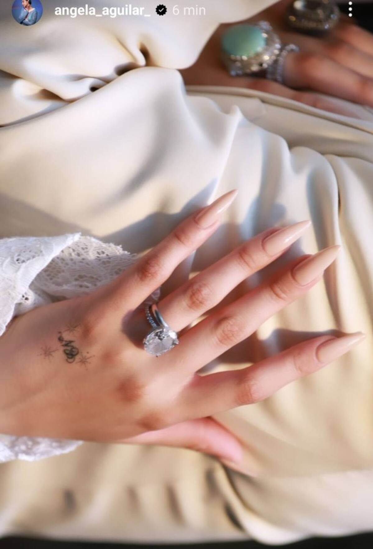 Ángela Aguilar presume anillo de compromiso / Instagram: @angela_aguilar_
