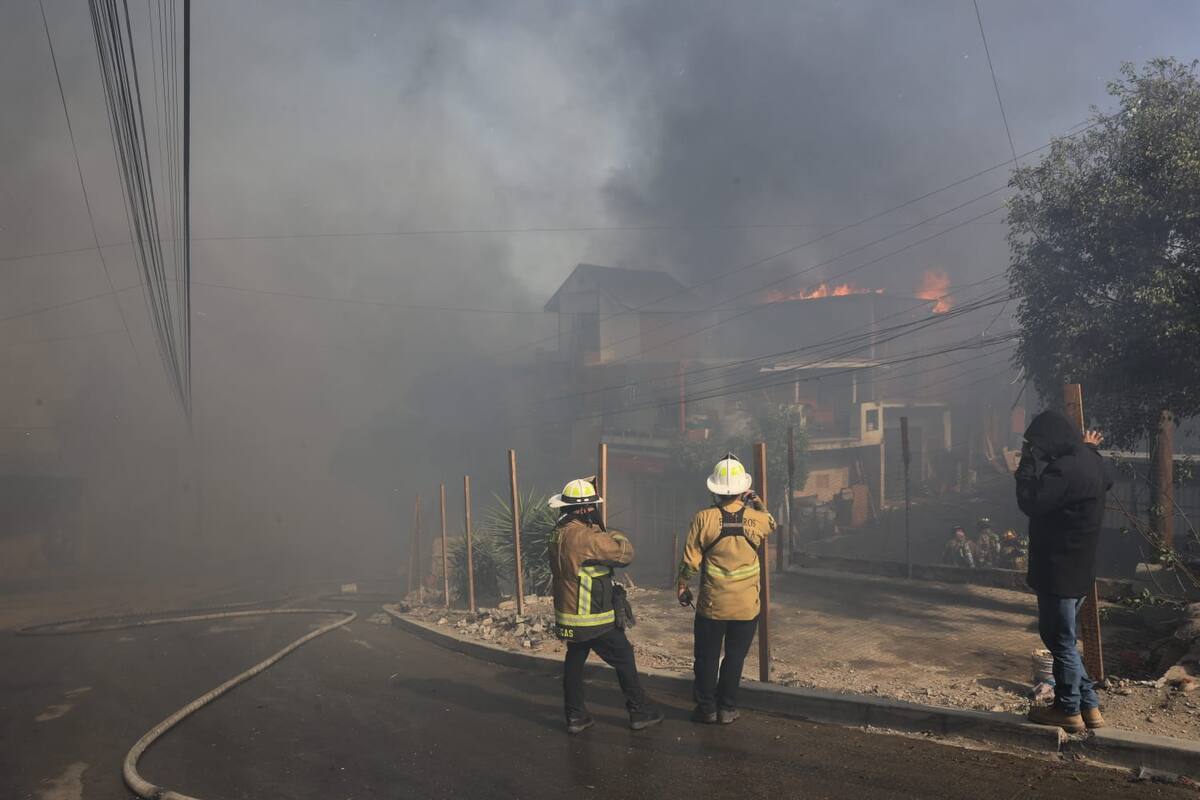 Elementos de Bomberos de la Unidad Forestal combaten el fuego.