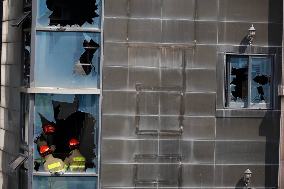 Un equipo de investigación conjunto examina el lugar de un incendio en un hotel en Bucheon, a unos 25 kilómetros al oeste de Seúl, Corea del Sur, el 23 de agosto de 2024. EFE/EPA/Jeon Heon-Kyun