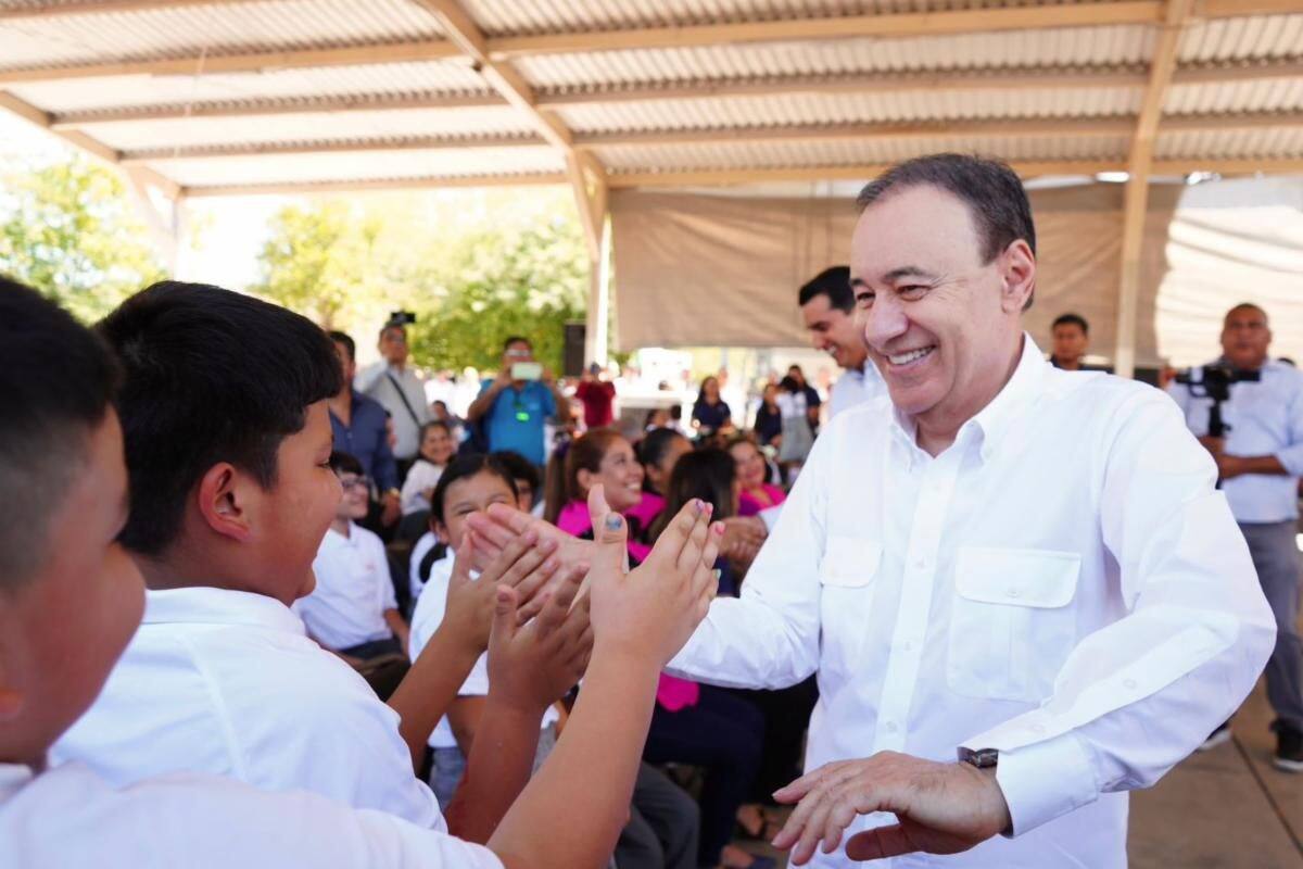 Gobernador Durazo  garantiza entrega  de uniformes escolares