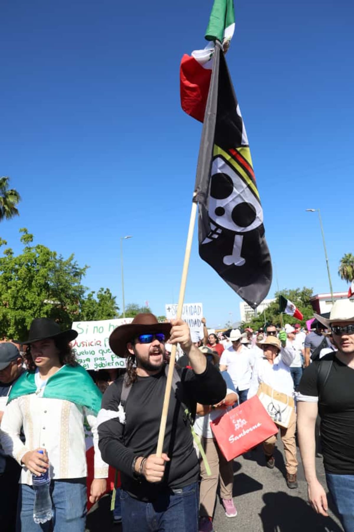 La icónica bandera pirata de One Piece, con su calavera y sombrero de paja, se ha convertido en un símbolo de protesta para jóvenes de la Generación Z en México.