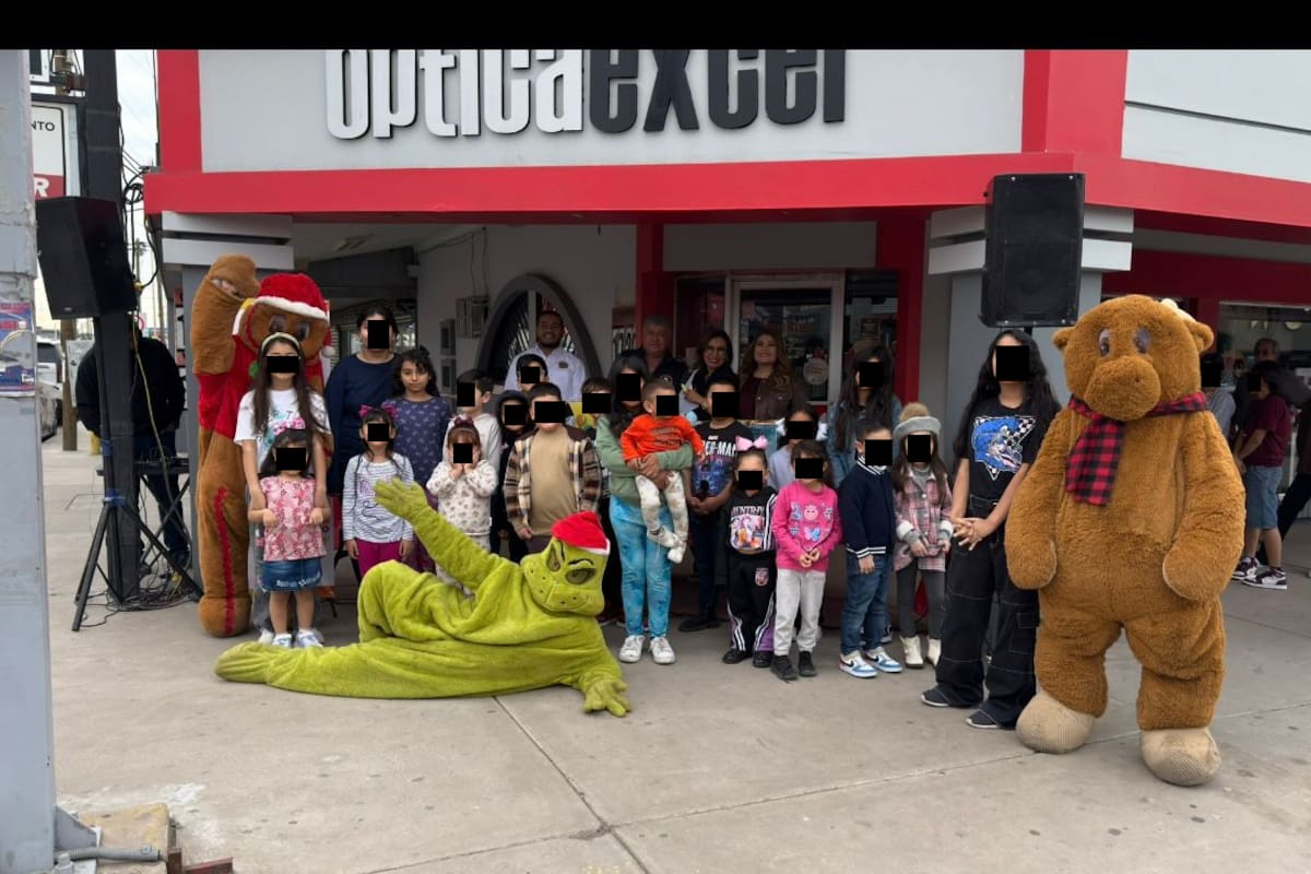 Comerciantes del Centro Histórico de SLRC reparten juguetes a niñas y niños