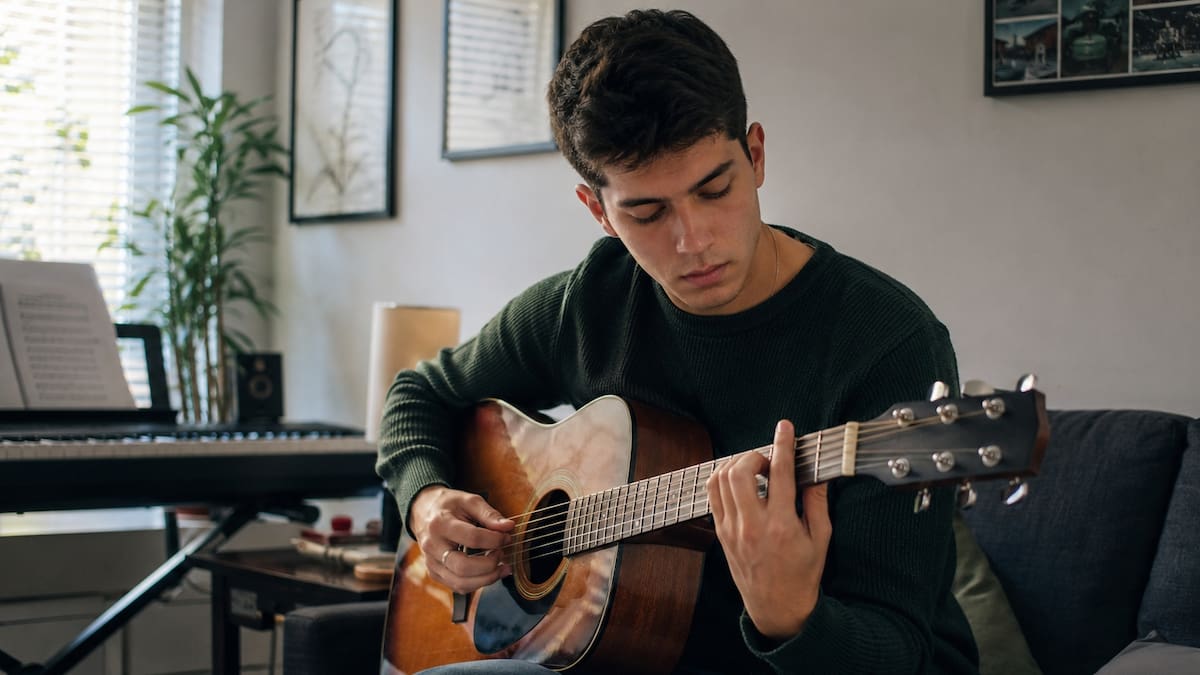 Aprender piano, guitarra o violín modifica el cerebro, pero no aumenta automáticamente la inteligencia: la ciencia explica qué cambia en el cerebro y qué beneficios sí están comprobados