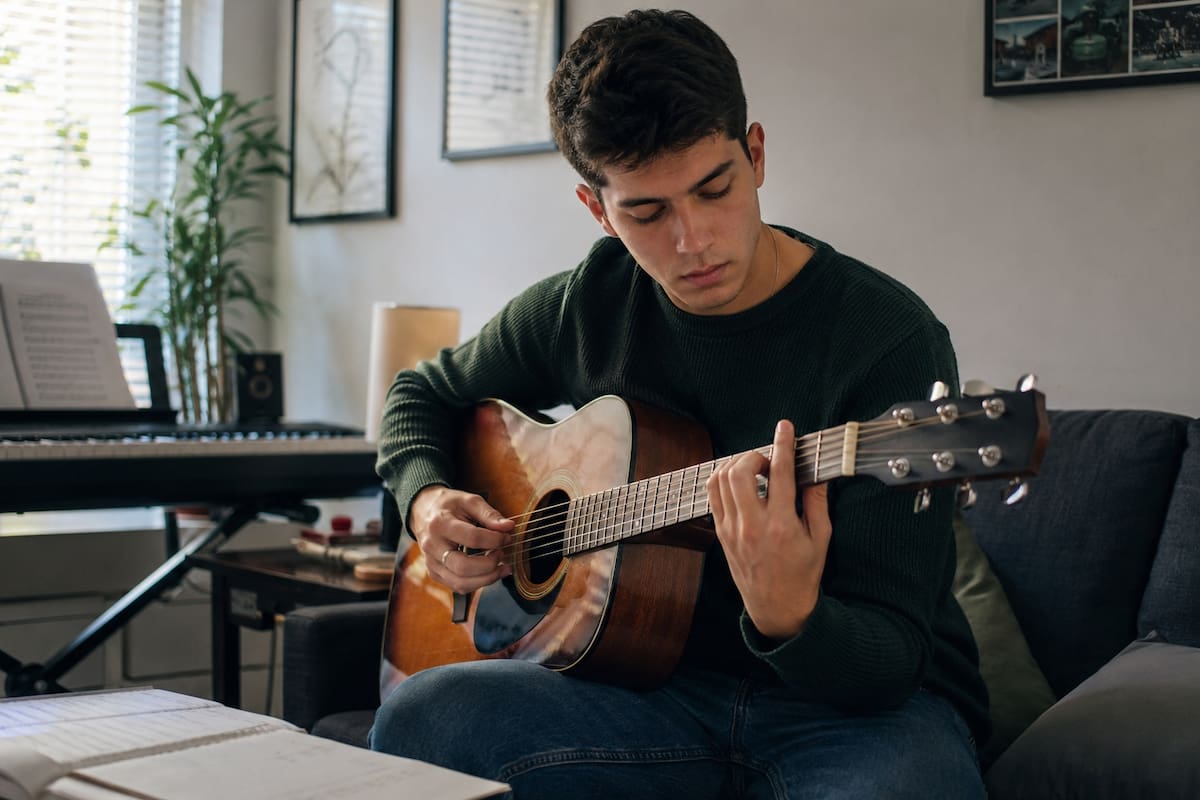 Aprender piano, guitarra o violín modifica el cerebro, pero no aumenta automáticamente la inteligencia: la ciencia explica qué cambia en el cerebro y qué beneficios sí están comprobados