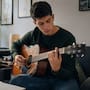 Aprender piano, guitarra o violín modifica el cerebro, pero no aumenta automáticamente la inteligencia: la ciencia explica qué cambia en el cerebro y qué beneficios sí están comprobados