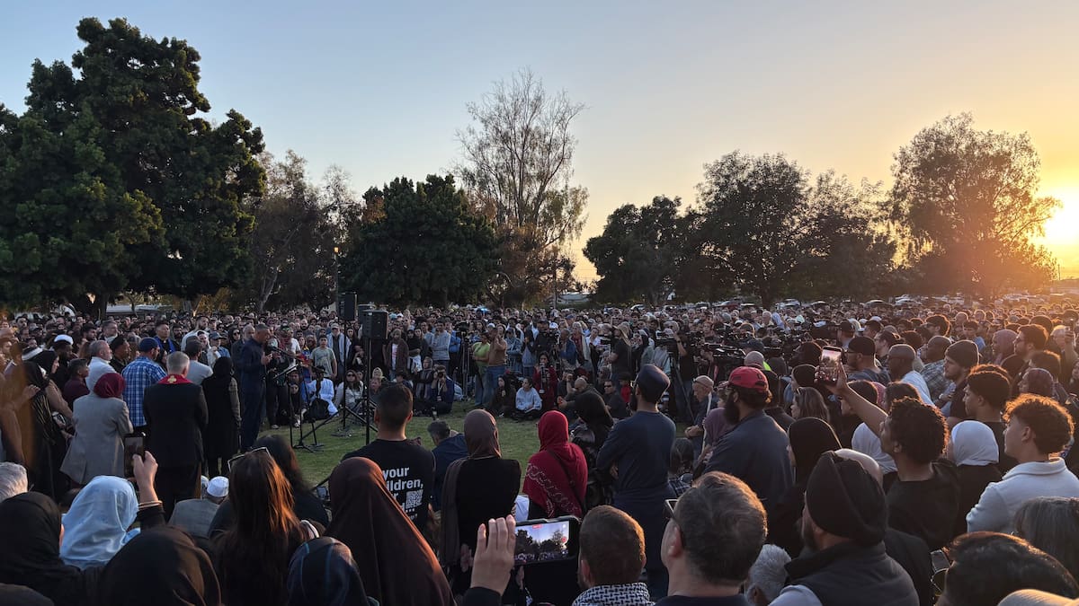 Miles de personas participaron en una vigilia en San Diego para honrar a las víctimas del tiroteo ocurrido en el Centro Islámico de la ciudad, donde familiares y líderes religiosos hicieron un llamado a la unidad y rechazaron los discursos de odio. Foto: Ana Gómez