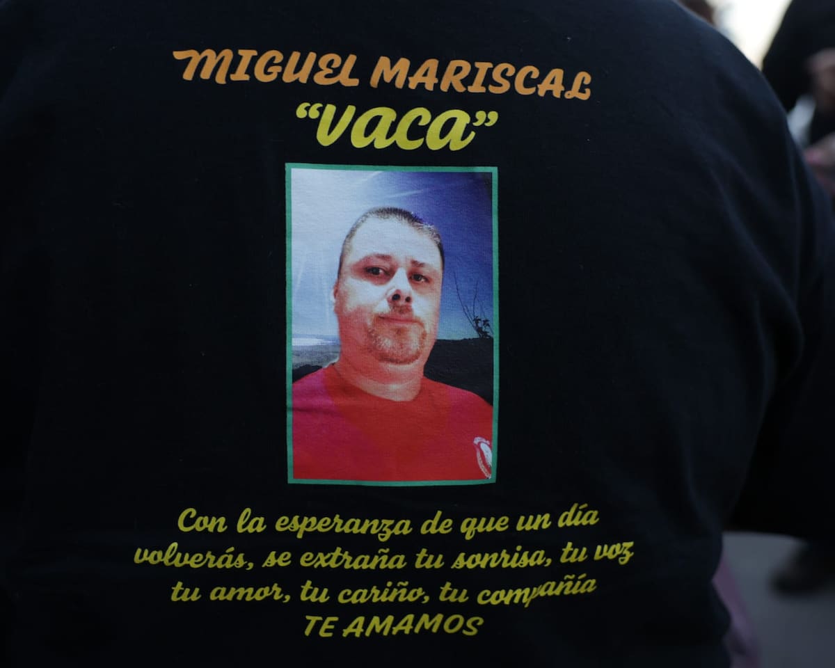 Familiares y colectivos se reúnen en el Bar Shots para exigir avances en la búsqueda de Kevin Moreno visto por última vez en ese lugar Foto: Javier Gallegos