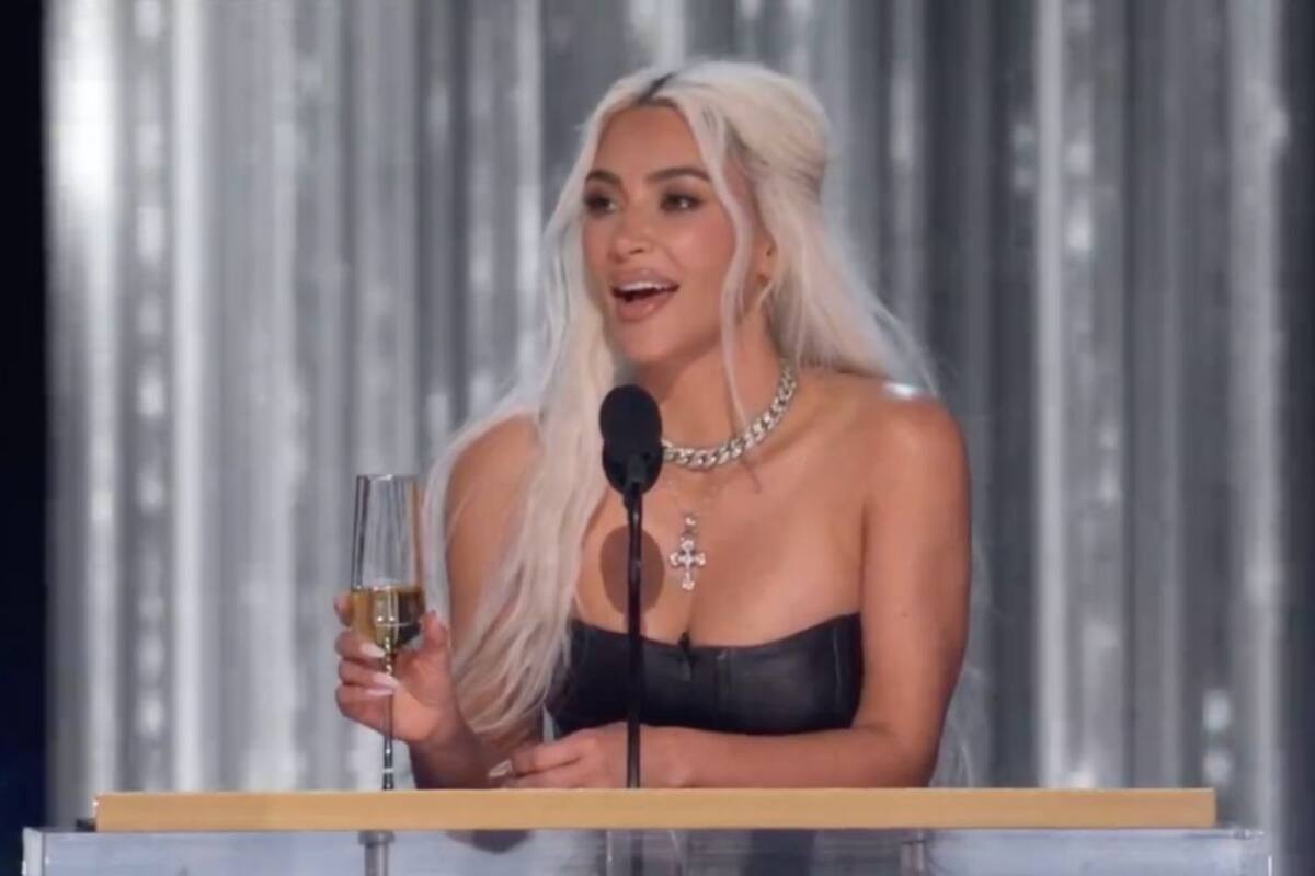 ¡Kim Kardashian es recibida con abucheos en el roast de Tom Brady de Netflix!