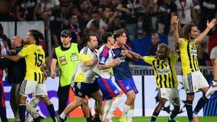 Partido de Champions termina en batalla campal
