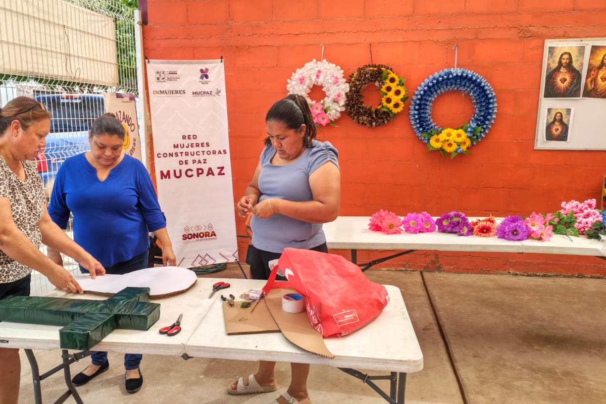 Madres de familia elaboran y venden coronas de Día de Muertos para apoyar al Comedor Abrazando Sonrisas y generar ingresos extra