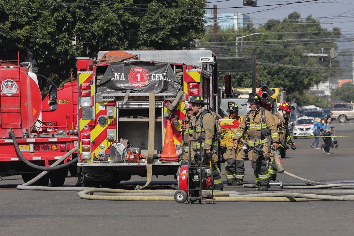 Incendio deja calcinado camión de ruta