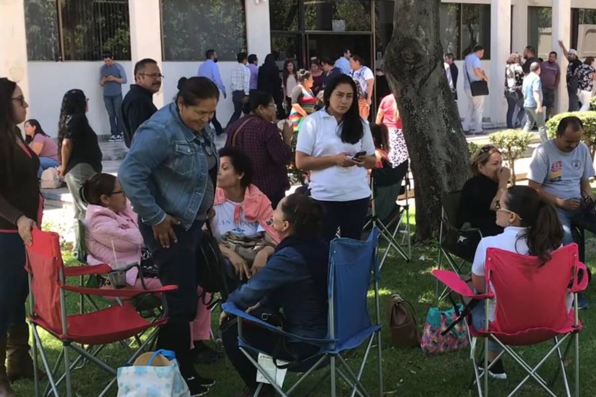Profesores protestan en Centro de Gobierno por falta de pago