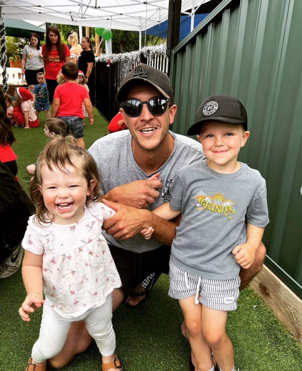 Jordan Hook y sus hijos.