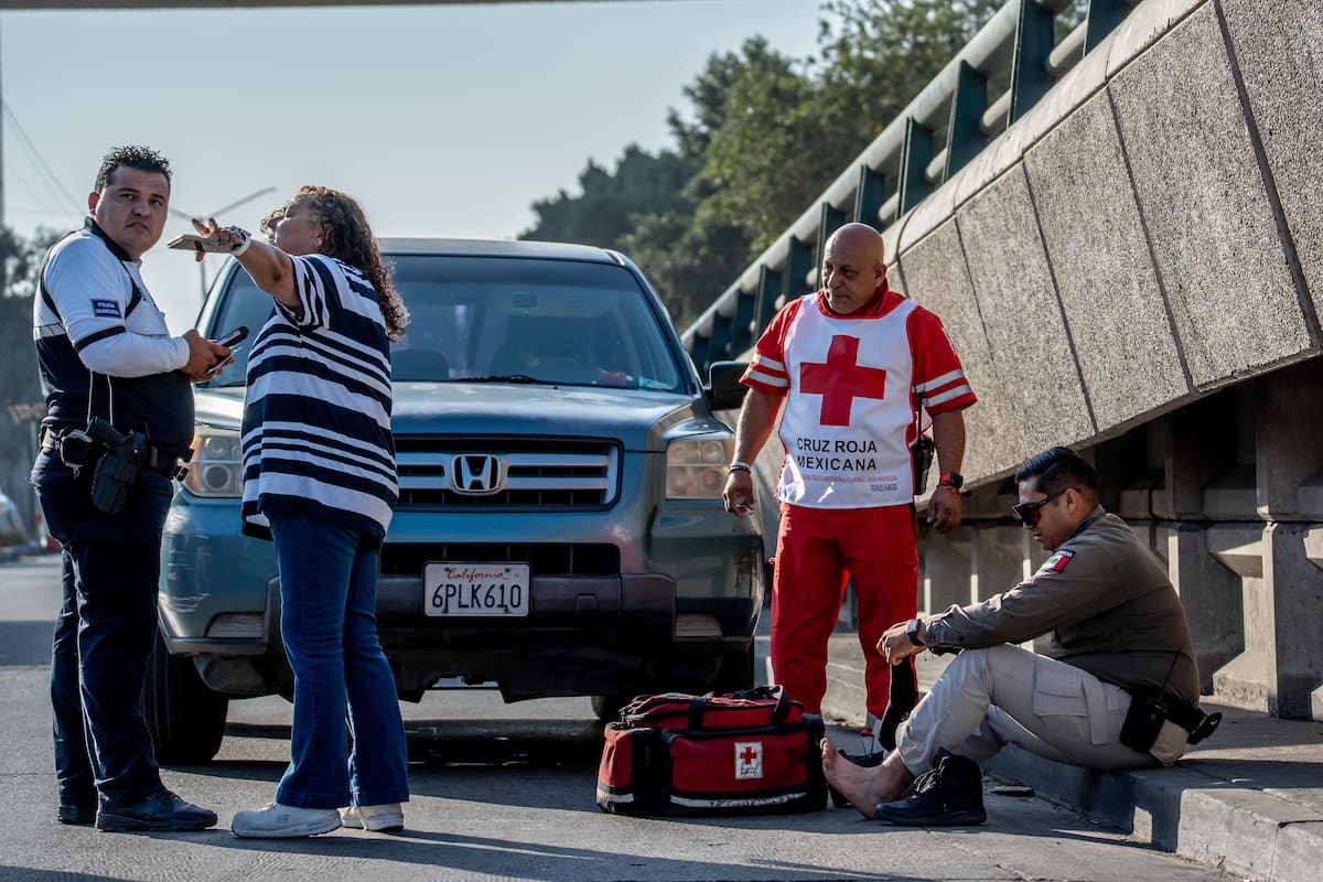 El auxiliar vial sufrió lesiones en un pie tras ser atropellado. Foto: Border Zoom