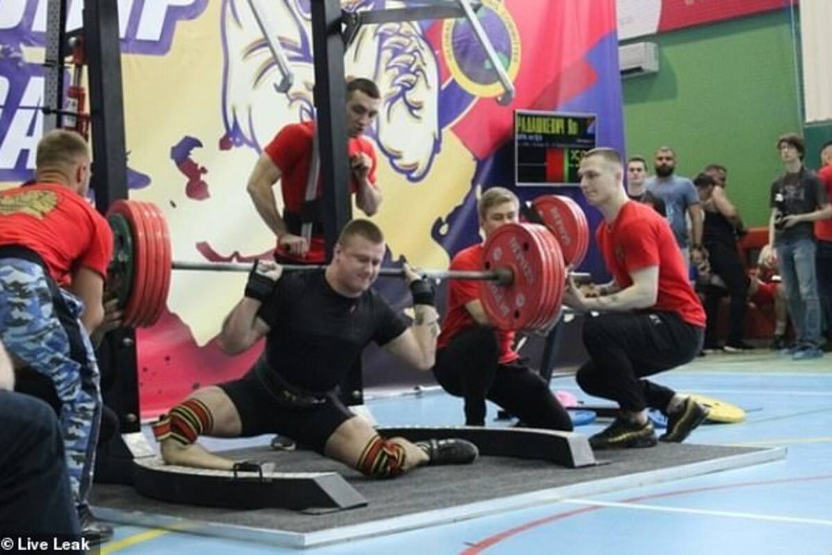 VIDEO: Levantador de pesas se rompe la pierna en plena competencia