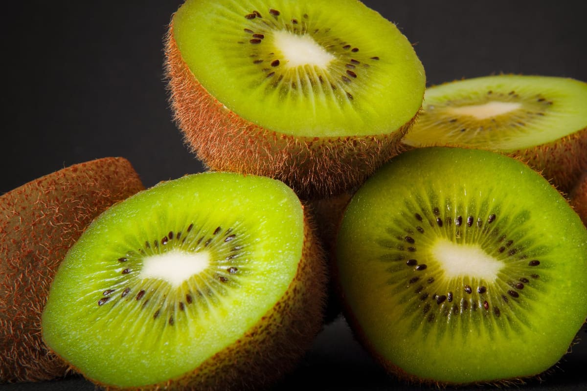 ¿Por qué es bueno comer Kiwi antes de ir a dormir?