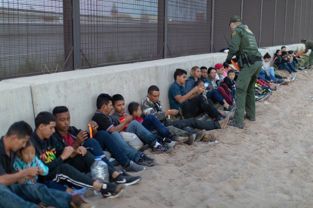 Inicia EU retorno de los migrantes a la frontera