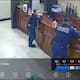 Ladrón se hace pasar por guardia ante policías para robar